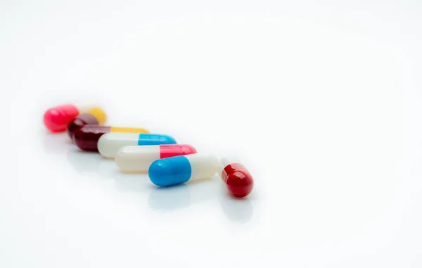Enfoque Selectivo Píldoras Cápsula Antibiótica Sobre Fondo Blanco Resistencia Los — Foto de Stock
