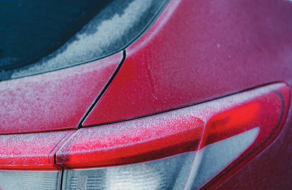 레드카는 겨울에는 서리와 얼음으로 자동차가 주차되어 보입니다 주차장에서요 얼어붙은 자동차 — 스톡 사진