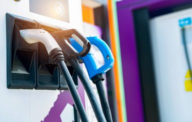 Elektrikli araç şarj istasyonu. Elektrikli araba şarj istasyonu EV bataryası için. EV şarj noktası. Sürdürülebilir enerji. Akıllı şehir için alternatif enerji. EV ücret puanı iş konsepti.