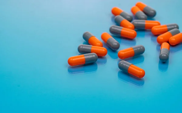 Cápsulas Antibióticas Color Gris Anaranjado Sobre Fondo Azul Resistencia Los —  Fotos de Stock