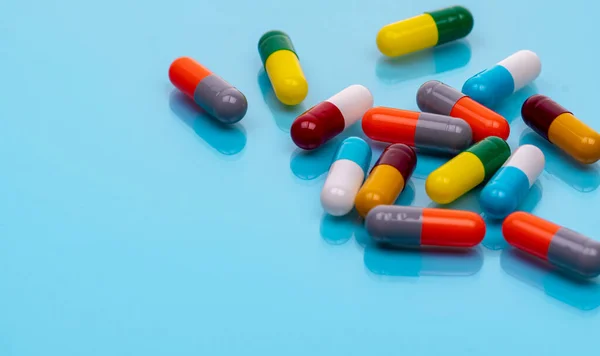 Cápsulas Antibióticas Sobre Fondo Azul Medicamentos Recetados Cápsulas Coloridas Concepto —  Fotos de Stock