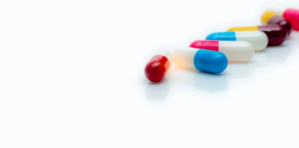Foco Seletivo Pílulas Cápsula Antibiótica Fundo Branco Farmácia Banner Web — Fotografia de Stock