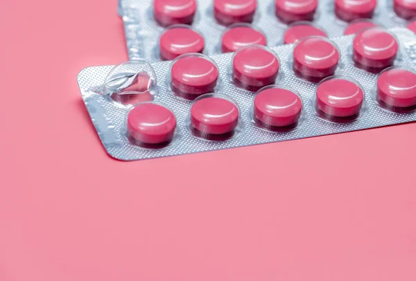 Прими Таблетку Розовые Таблетки Блистерной Упаковке Розовом Фоне Рецепт Лекарства — стоковое фото