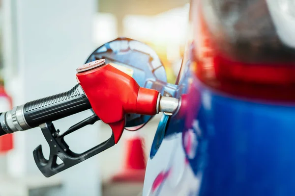 Tankowanie Stacji Benzynowej Zatankować Benzynę Pełna Dysza Paliwowa Pompy Benzynowej — Zdjęcie stockowe