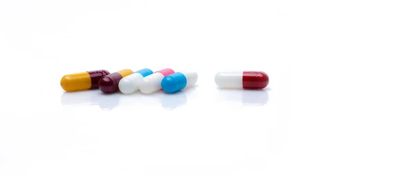 白い背景に抗生物質カプセル薬 処方薬だ カラフルなカプセル薬 抗生物質耐性の概念 製薬業界 スーパーバグの問題だ 薬局水平Webバナー — ストック写真