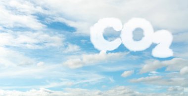 Mavi gökyüzünde CO2 sembolü ve beyaz bulutlar. Karbondioksit salınımı. Sera gazı. Karbondioksit gazı küresel hava kirliliği. Çevre sorunu. Karbon yakalama ve depolama teknolojisi için arka plan.