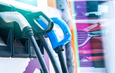 Yeni kırmızı EV araba ve elektrikli araç şarj istasyonu. EV şarj aleti. Ticari elektrikli araba şarj aleti. EV araba satıcısı konsepti. Şarj noktası. Sürdürülebilir taşıma. Yeşil enerji.
