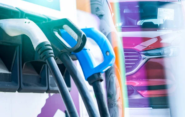 Yeni kırmızı EV araba ve elektrikli araç şarj istasyonu. EV şarj aleti. Ticari elektrikli araba şarj aleti. EV araba satıcısı konsepti. Şarj noktası. Sürdürülebilir taşıma. Yeşil enerji.