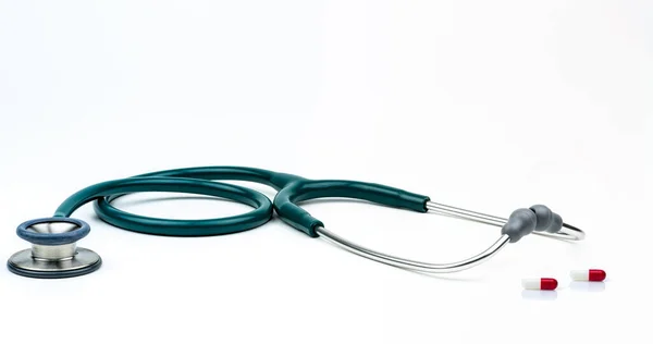 Stethoscoop Rood Witte Capsule Pillen Tafel Van Arts Verpleegkundige Bureau — Stockfoto