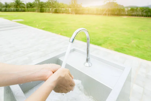 Donna Che Lava Mani Con Acqua Rubinetto Sotto Rubinetto Lavandino — Foto Stock