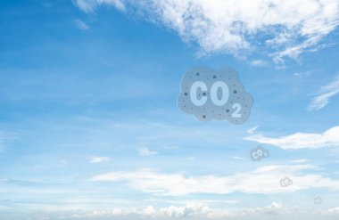 Mavi gökyüzünde CO2 sembolü ve beyaz bulutlar. Karbondioksit salınımı. Sera gazı. Karbondioksit gazı küresel hava kirliliği. Çevre sorunu. Karbon yakalama ve depolama teknolojisi için arka plan.