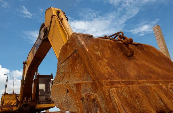 Primer Plano Cubo Metal Oxidado Vieja Retroexcavadora Estacionado Sitio Construcción — Foto de Stock