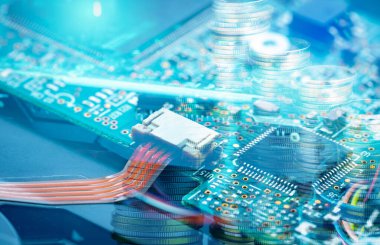Elektronik devre kartı ve bozuk para yığını. Ana bilgisayar sistemi. Elektronik iş endüstrisi. Bilgisayar entegre devre kartı. Dijital bilgi donanımının belleği. Elektronik mühendislik teknolojisi.