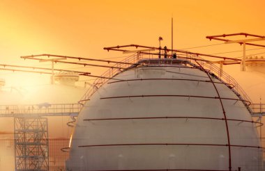 Endüstriyel benzin deposu. LNG veya sıvılaştırılmış doğal gaz depolama tankı. Petrol rafinerisinde yuvarlak benzin deposu. Doğal gaz depolama endüstrisi ve küresel pazar tüketimi. Küresel enerji krizi kavramı.