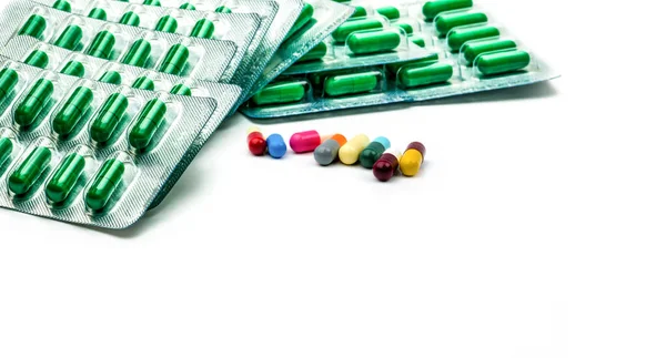 水泡包中的绿色抗生素胶囊丸和白色背景上的彩色胶囊丸 抗生素抗药性和处方药概念 药学产品 制药业 — 图库照片
