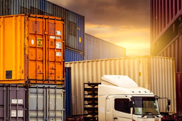 Logistieke Container Met Aanhangerwagen Vracht Scheepvaart Container Voor Vrachtwagentransport Containerschip — Stockfoto