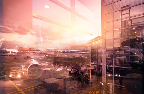 从机场大楼的玻璃窗往外看 客机夜间停靠在机场 商业飞机和服务卡车在机场 跑道交通 — 图库照片