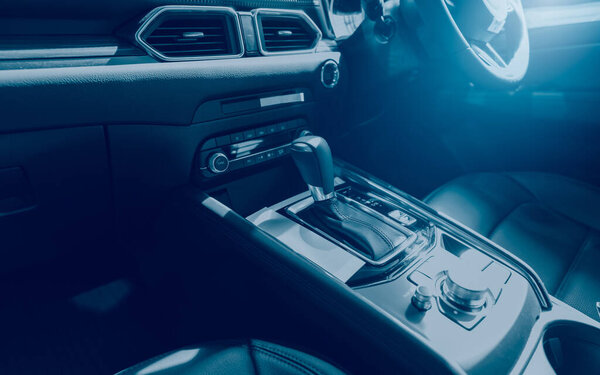 Роскошный современный автомобильный интерьер. Внутри автомобиль с современным дизайном. Автоматическая коробка передач. Черный комфорт кожаные сиденья нового автомобиля. Кожаная кабина. Коробка передач, руль, приборная панель, регулятор климата
