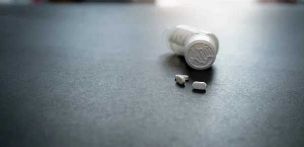 White Tablets Pills Blur Child Resistant Pill Bottle Black Table — Foto de Stock