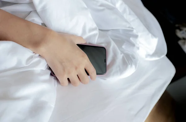 Wanita Tidur Tempat Tidur Dan Memegang Ponsel Wanita Menggunakan Smartphone — Stok Foto