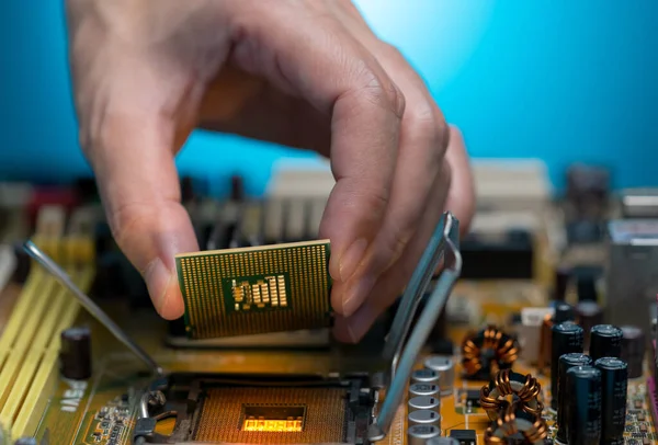Electronic Engineer Hand Putting Computer Chip Socket Chipset Electronic Circuit — Stock fotografie