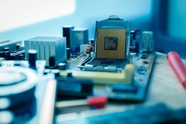 Priz üzerine seçmeli odaklı bilgisayar çipi. Onarım atölyesindeki PC ana kartının elektronik devre kartında çip var. İşlemci çipi. Elektronik bileşenler. Bilgisayar donanımı. Bilgisayar işlemci çipini yükselt.