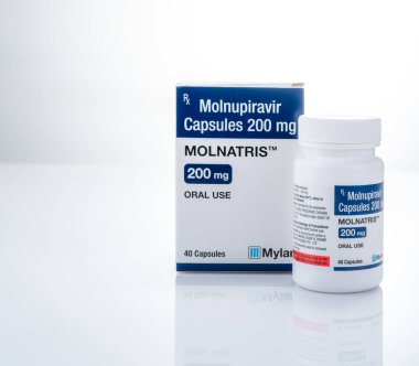 CHONBURI, THAILAND-OCTOBER 17, 2022: Molnupiravir kapsülleri 200 mg ilaç şişesi ve tedavi için karton kutu ambalajı covid-19. Molnatris, Merck lisansı altında Mylan Laboratuvarları tarafından üretildi. 