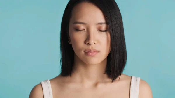 Lähikuva Aasian Nainen Pitää Silmät Kiinni Etsivät Rauhallinen Yli Värikäs — kuvapankkivalokuva
