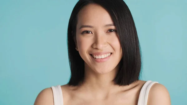 Mulher Asiática Jovem Atraente Com Pele Brilhante Sorrindo Para Câmera — Fotografia de Stock