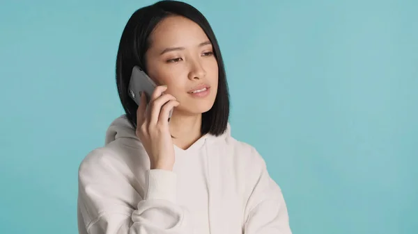 Asian Woman Speaking Her Business Partners Phone Call Looking Serious — Stock Photo, Image