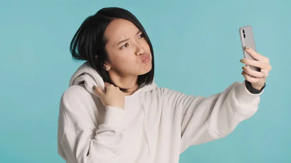 Hauska Aasialainen Nainen Huppari Mököttää Huulet Samalla Kasvot Hauska Selfietä — kuvapankkivalokuva
