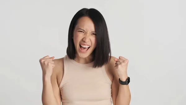 Følelsesfull Asiatisk Jente Som Ser Glad Vinne Foran Kamera Hvit – stockfoto
