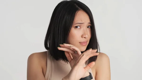 Pelokas Aasialainen Nainen Piilossa Kasvot Kädet Pelkää Jotain Valkoisella Taustalla — kuvapankkivalokuva