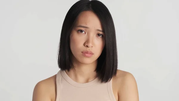 Overstuur Aziatische Vrouw Ongelukkig Vanwege Slecht Nieuws Geïsoleerd Vrouw Kijkt — Stockfoto
