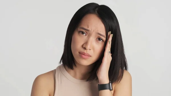 Молодая Расстроенная Азиатка Выглядит Виноватой Перед Камерой Белом Фоне Грустное — стоковое фото