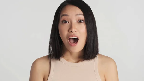 Fantastisk Asiatisk Kvinna Tittar Kameran Med Öppen Mun Grund Goda — Stockfoto