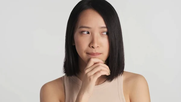 Cunning Asiatisk Kvinna Listigt Tittar Runt Hålla Hand Haka Och — Stockfoto