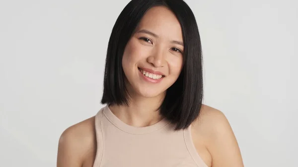Närbild Asiatisk Kvinna Tittar Kameran Över Grå Bakgrund Söt Asiatisk — Stockfoto