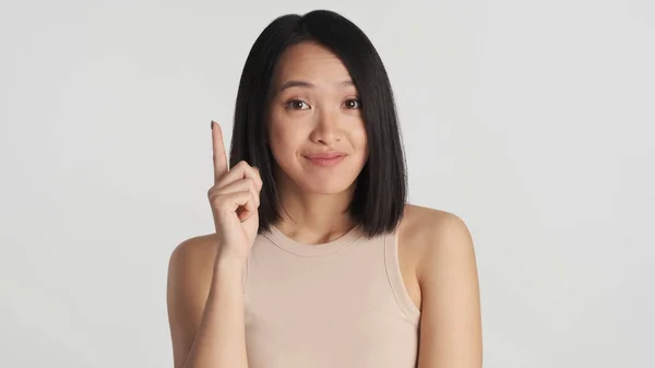 Attraktiv Asiatisk Kvinne Som Tenker Viser Idegest Som Smiler Foran – stockfoto