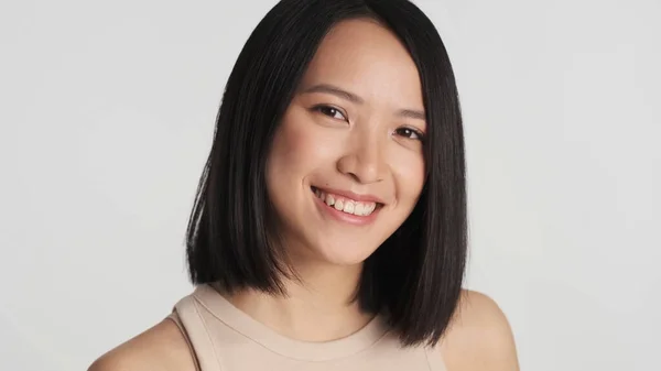 Närbild Vacker Asiatisk Kvinna Tittar Charmigt Ler Mot Kameran Över — Stockfoto