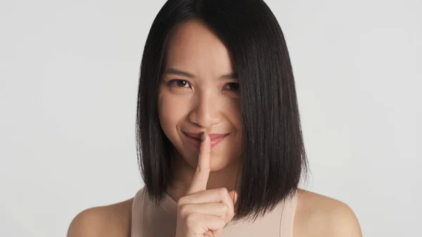 Närbild Asiatisk Flicka Ser Glad Visar Tystnad Gest Framför Kameran — Stockfoto