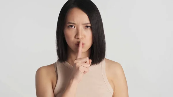 Mulher Asiática Pedindo Para Ficar Quieta Com Raiva Olhando Para — Fotografia de Stock