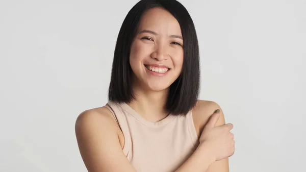 Søt Asiatisk Kvinne Som Smiler Oppriktig Foran Kamera Ser Lykkelig – stockfoto