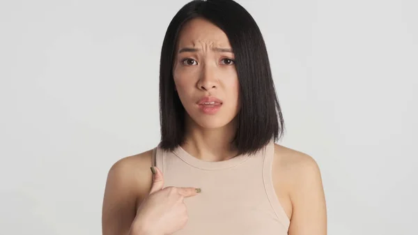 Aasialainen Nainen Näyttää Närkästyneeltä Osoittaen Olevansa Eristyksissä Valkoisella Taustalla Tyytymätön — kuvapankkivalokuva