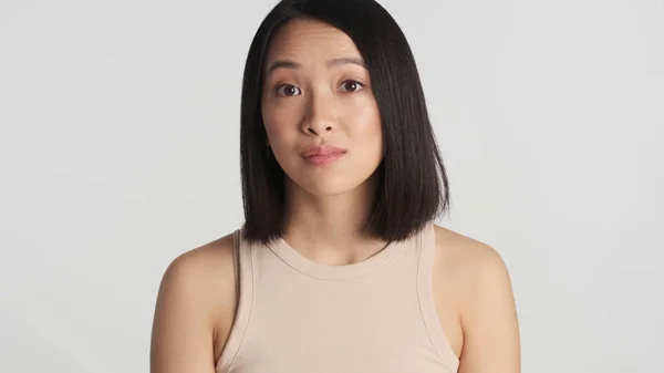 Porträtt Asiatisk Kvinna Höja Ögonbryn Tittar Kameran Över Vit Bakgrund — Stockfoto