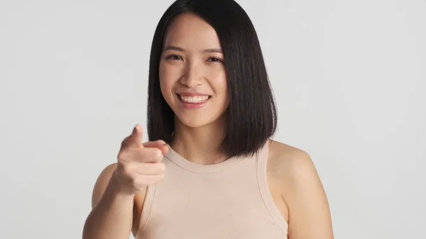 Sjarmerende Asiatisk Kvinne Indikerer Rett Foran Kamera Med Pekefinger Som – stockfoto