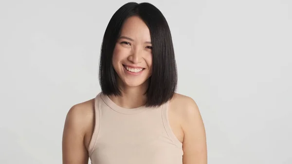 Mulher Asiática Positiva Olhando Feliz Posando Câmera Sobre Fundo Branco — Fotografia de Stock