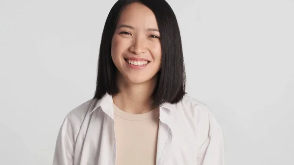 Kaunis Tyttö Katsoo Kameraan Hymyilee Vilpittömästi Nuori Aasialainen Nainen Seisoo — kuvapankkivalokuva