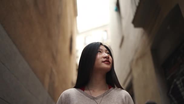 Концептуальний Постріл Довгої Азіатської Жінки Яка Йде Затишній Вузькій Вулиці — стокове відео
