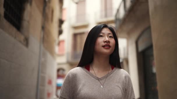 Gyönyörű Ázsiai Ihletettnek Tűnik Egyedül Sétálni Szűk Utcán Csinos Japán — Stock videók